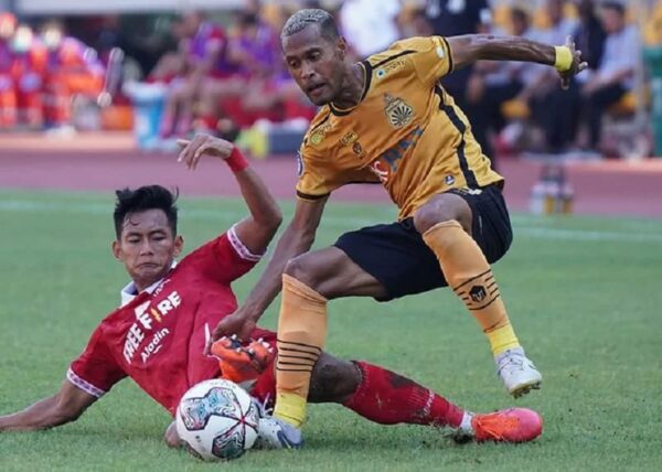 Soi kèo Persis Solo vs Bhayangkara, 16h00 ngày 2/2, Indonesia