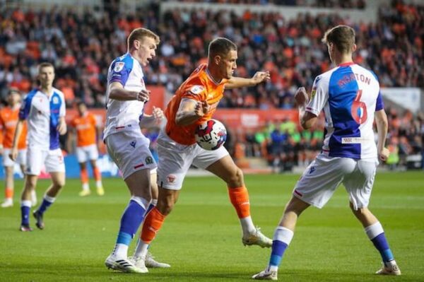 Soi kèo Blackburn Rovers vs Blackpool, 2h45 ngày 22/2, Anh